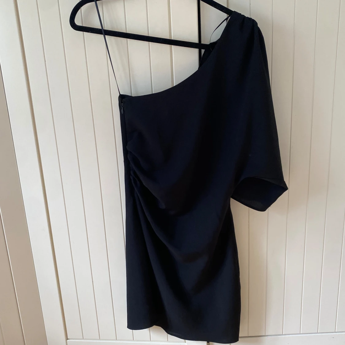 off-shoulder klänning