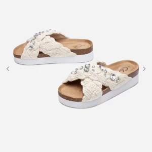Sandaler - Säljer mina sandaler från skopunkten,de kommer inte till användning och därför säljer jag dem💗De är endast använda 2-3 gånger därför är de i jättefint skick💗(skriv om de önskas fler bilder)