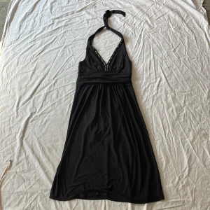 Vintage klänning - Bra skick, mått: armhåla till armhåla 36cm längd 83cm 💗 har inga andra bilder