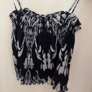 Jätte fin topp från hm! - Super fin topp från hm som aldrig är använd!