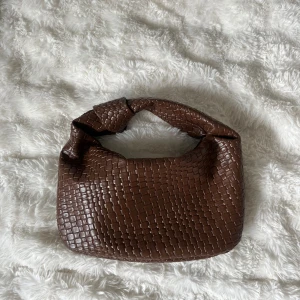 Brun väska  - Superfin väska men som inte kommer till användning för mig!