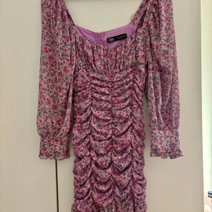 Söt Zara klänning - Blommig rosa klänning ifrån Zara, inga defekter.