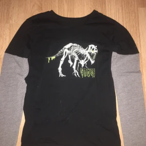 Dinosaurie Gamer Tröja Barn - Barn tröja med en dinosaurie och ”Gamer” i storlek 140