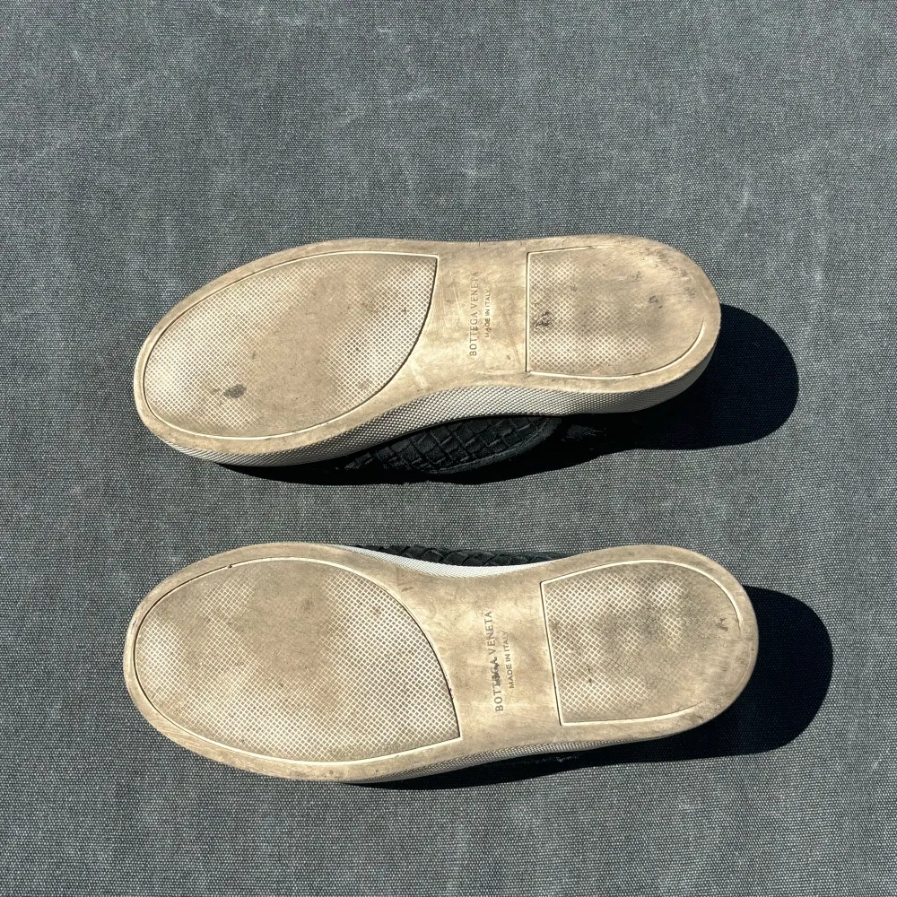 Säljer dessa sjukt eftertraktade Bottega Veneta ”Slip-ons” som inte säljs längre - Storlek: EU 42.5 (Passar 43) - Skick: 7/10 (Avgör själv) - OG: Inget - Nypris: ca 10000kr - Vårt pris: 2500kr - Kontakta oss via DM för fler bilder/frågor. Skor.