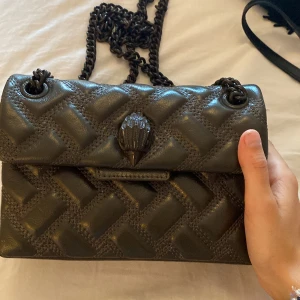 Kurt Geiger väska  - Köpt i april, otroligt bra skick förutom en liiten fläck inuti väskan ( se bild 4). 