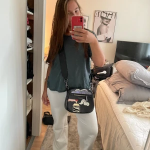 Marc Jacobs väska  - Helt ny! Säljer då den ej kommer till användning. Jätte snygg och cool. Köpte den för 2500 men säljer för 1000! 