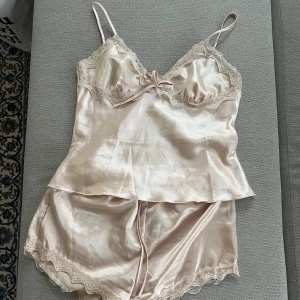 Siden pyjamas  - Jätte vacker, man känner sig som en prinsessa i den 😍Aldeig sovit i den men har haft på mig nån gång hemma. Färgen är en väldigt ljus rosa/beige. 