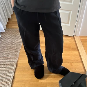 Linnebyxor  - Superfina linnebyxor från Gina Tricot. Nästan aldrig använda, mycket fint skick. Storlek S men är stora i storleken. 