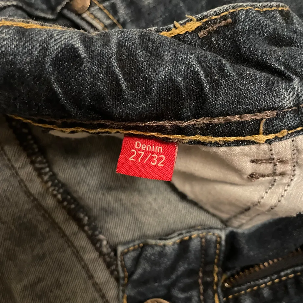 Lågmidjade jeans i storlek 27/32. Jeansen är i utmärkt skick men säljes pga att dem är för små på mig. . Jeans & Byxor.