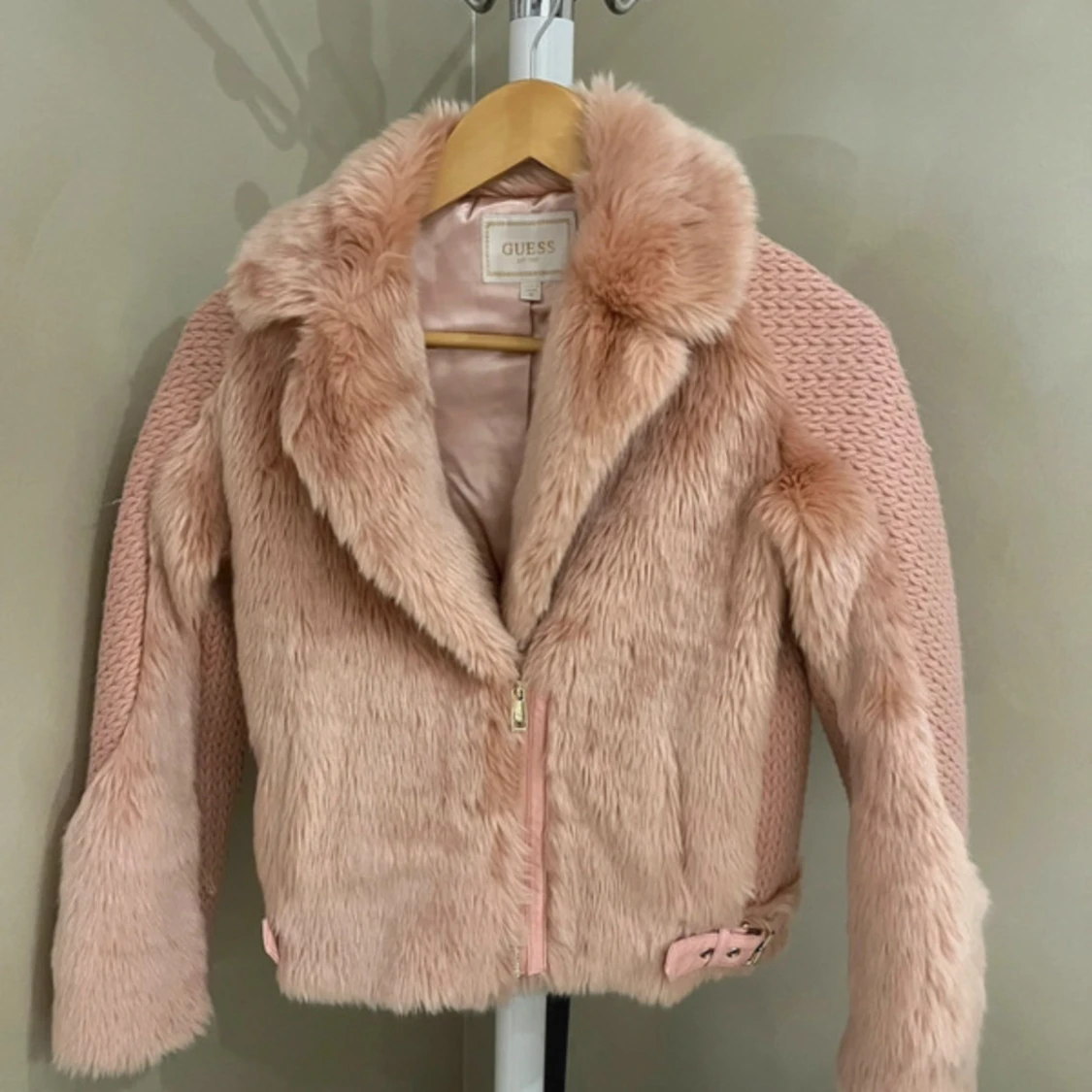 GUESS rosa vinterjacka