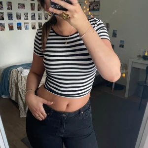 Topp - En svartrandig topp med öppen rygg från shein som är aldrig använd. 