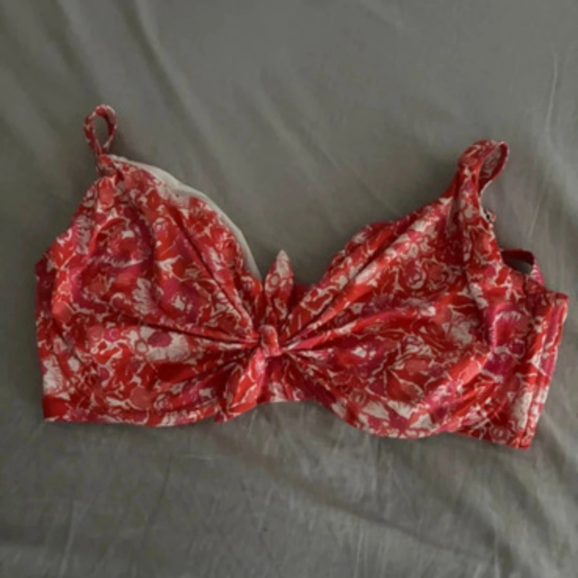 Röd och vit blommig bikiniöverdel från Ellos