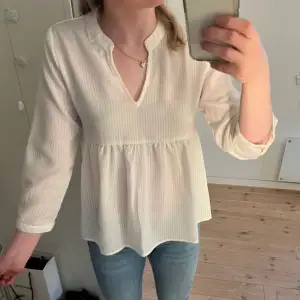 Säljer denna eleganta och stilrena blus från Only i storlek 36. Den är i nyskick och den har endast använts ett få antal gånger 🤍