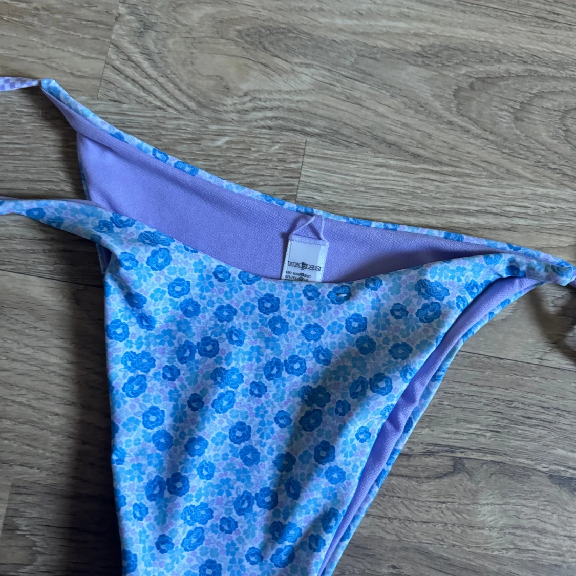 Blommig bikiniunderdel - 92