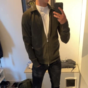 J.Lindberg ✨ - Säljer en väldigt fin full zip i färgen olivgrön från J.Lindberg. Den är bara använd ett par gånger och skicket är 9/10 ✨ Nypriset är 1899