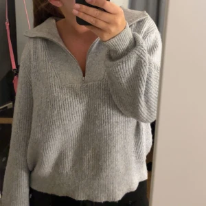 Zip tröja  - Grå stickad ziptröja från Nelly 🤍 Jätte fin men kommer tyvärr inte till användning, använd fåtal gånger 
