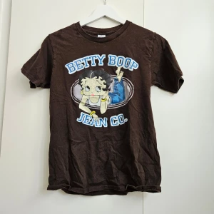 Betty Boop tshirt/tee - Säljer denna balla Betty Boop tshirt!❤️‍🔥 storlek xs men skulle säga att den passar xs-m beroende på hur man vill att den ska sitta🫶🏼
