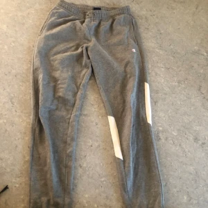 Gråa Mjukis byxor - Champion gråa mjukisbyxor Lite baggy så passar både tjej och kille