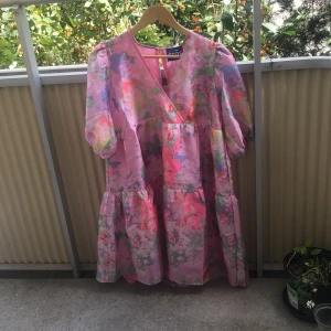 Blommig klänning - Fin blommig klänning från cras i str 38. Fina puffärmar och vid passform. Extra knappar ingår. Helt oanvänd med lappen kvar💕 