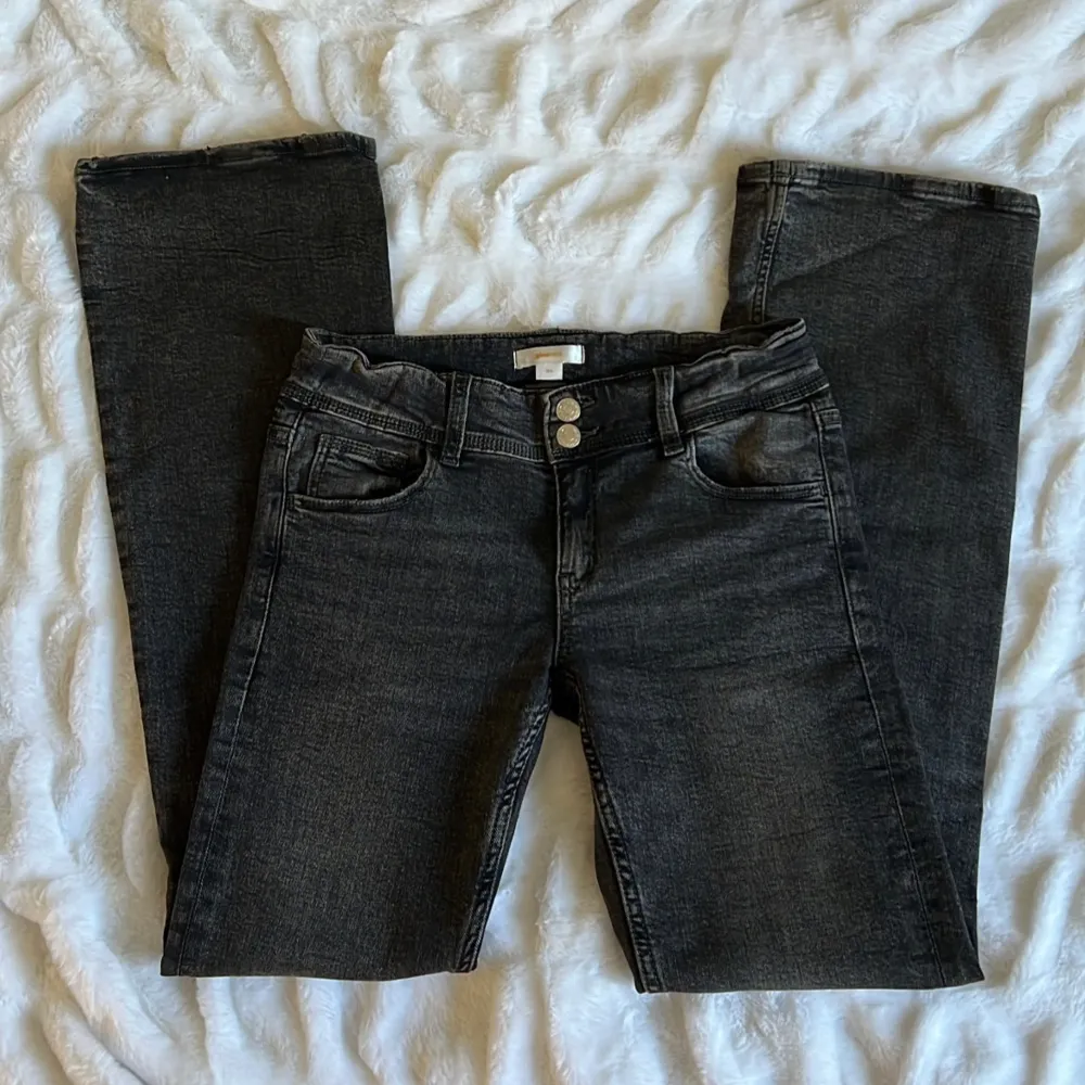 Säljer dessa jeans i storlek 164 från barnavdelningen i Gina🖤Använd ett fåtal gånger men väldigt bra skick! Lite slitage längst ner som knappt syns! (se sista bilden) Passar XS/S🖤 - Midjemått 36 cm tvärsöver - Innerbenslängd 77 cm . Jeans & Byxor.