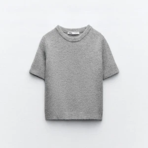 zara stickad tröja - en härlig tröja från Zara som är slutsåld överallt🩷🩷storlek L, men jag är en storlek S och L passar mig bra, jag säljer för att jag bara inte använder den, använd en gång!!🩷