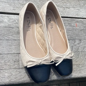 Helt nya ballerina skor -  nya ballerina skor, använda i en kväll. Köpta för 350kr💘storlek 38 inga defekter💘200 ink frakt 