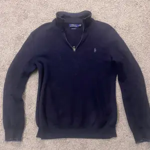 Ralph lauren half zip, bra skick, storlek S. Tröjan är använd men den har inga defekter eller fläckar. Hör av dig vid frågor eller prisförslag.