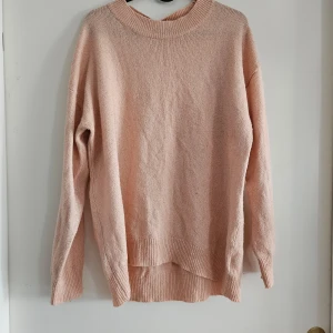 Stickad tröja - Ljusrosa stickad tröja. Tröjan är varm och perfekt till hösten/vintern.  