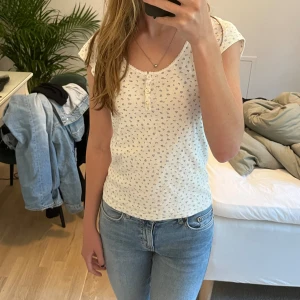 Brandy melville top - Brandy melville top med blommor på i storlek S/One size ❤️