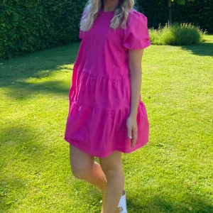 Rosa klänning  - Jag säljer denna Rosa klänningen från Zara i storlek S. Den kan både användas som standklänning men även på kalas. Den är använd fåtal gånger.🩷🩷