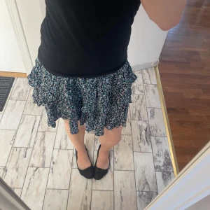 Blommig volang kjol - Fin volang kjol💙