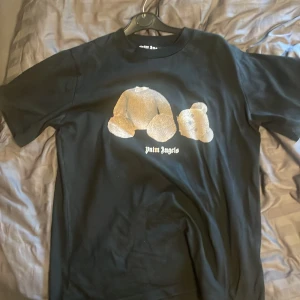 Palm angels t-shirt - Säljer nu min Palm angels t-shorts eftersom den har slutat komma till användning och skicket är som nytt.