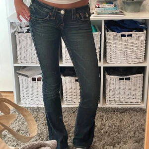 true religion jeans - jättesnygga jeans från true religion! sparsamt använda och inga större defekter💓 jag är 170cm för att jämföra!