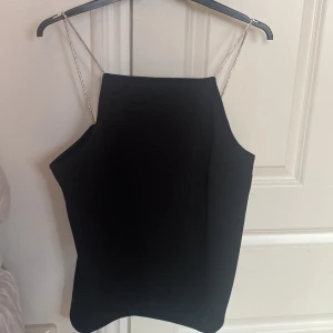 TOPP MED GLITTERBAND🪩🪩🪩 - Nyskick!!❤️‍🔥 Snygg topp från HM som inte kommit till användning