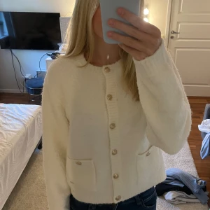 Stickad tröja med guldknappar - Säljer denna helt nya stickade tröja från Lindex! Aldrig använd och endast testad💕 Prislapp finns kvar. Nypris 499kr. Skriv för fler bilder eller så!
