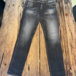 Replay Anbass Jeans svart - Snygga svarta Replayjeans med tvättad design😍 Nypris 1700:- 💵 Skick 10/10✅ Priset ej hugget i sten! Hör av dig vid minsta fråga eller fundering//Legitresell