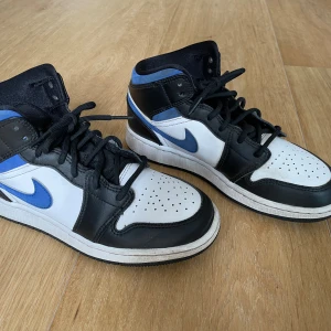 Nike Air Jordan 1 "White racer blue" Mid stl 36 - Sneakers Nike Air Jordan 1 i stl 36 (23cm). ”Mid”-modell.  I nyskick. Välskötta. Äkta, köpta från Restocks. Säljes pga har blivit för små i storleken.   1000kr. Nypris ca 2500kr.