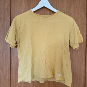 Hollister t-shirt - En gul t-shirt från hollister💛