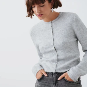 Stickad kofta - Säljer denn snygga gråa stickade koftan från gina, sparsamt använd i nyskick!💞💞