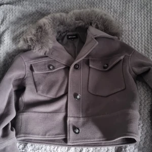 Meotine jacka grå - Säljer grå meotine jacka i fint skick som är sparsamt använd. Storlek M/L.