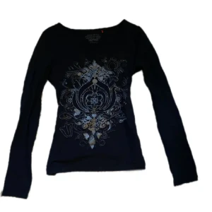 Långärmad tröja/topp - Säljer den här jättesnygga tröjan från esprit. Säljer då den inte passade mig.