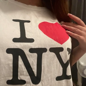 I ❤️ NY - 2 st I ❤️ NY T-shirts köpta av min mamma på 2000 talet. 1 för 75kr eller båda för 100kr. Texten på den vita har spruckit vilket man kan se på den första bilden