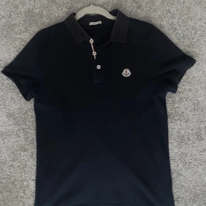 Moncler Piké  - Säljer min äkta moncler Piké då den ej används så mycket längre. Storlek S och passar de som brukar ha de. Skick 10/10. Fraktar samma dag som köp. Pris går att diskutera vid snabb och smidig affär