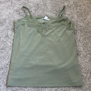 Spetslinne - Säljer detta gröna spetslinne ifrån new yorker då den inte har kommit till användning!