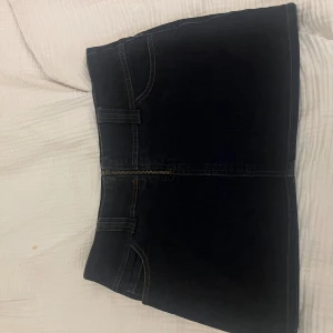 Snyggaste jeans kjolen - Säljer nu denna as coola jeans kjol me dragkedja som detalj!! 