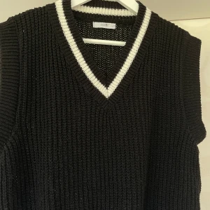 Svart stickad väst  - Storlek S/M. Den är perfekt nu till hösten men kommer inte komma till användning hos mig. Jag älskade den förra året men har inte rört den sen dess, tecken på användning finns. (Bild nr 4). Därför kan du köpa denna för endast 49kr. 