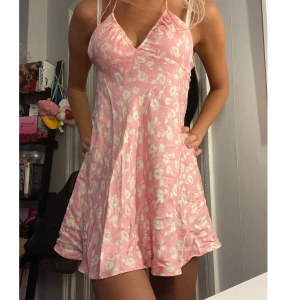 Rosa klänning  - Jättefin rosablommig klänning från zara i storlek Xs. Fint skick💕