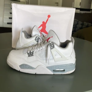  Säljer mina Jordan  4 oreo -  De är i super fint skick bara smutsiga på undersidan  9,5/10 box ingår