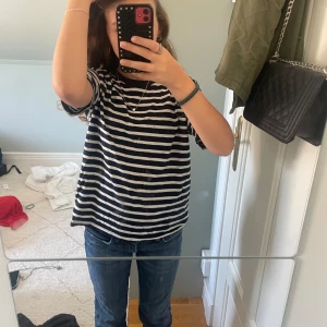Söt randig tröja - Säljer denna jättesöta randiga tröja!, i storlek 170 den har fått en liten svart fläck som INTE går bort k tvätten men den syns inte så mycket💓💞💋