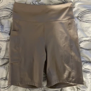 Shorts  - Shorts perfekta att ha under en klänning/ kjol, som även har en ficka där man kan ha telefonen